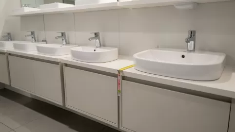 czy każda umywalka pasuje do szafki