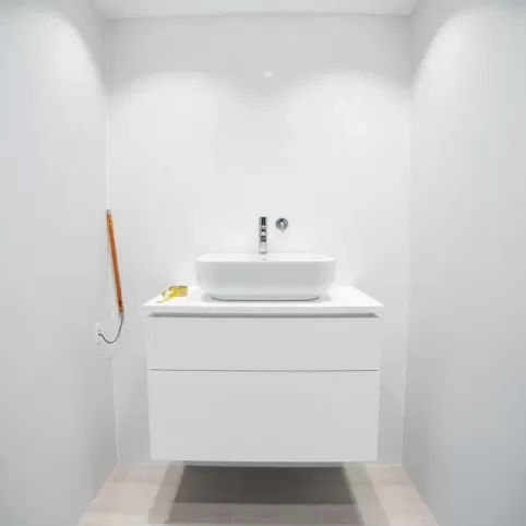 Montaż umywalki z szafką wiszącą